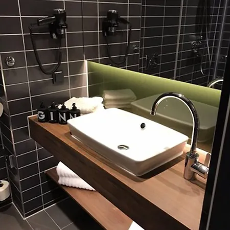 Hotel Ginn And Lounge 4*